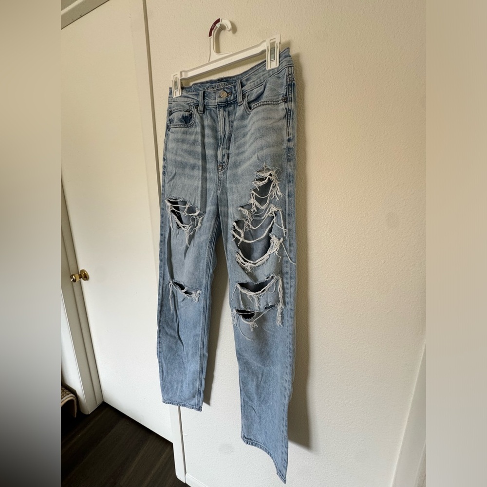 American Eagle light wash women size 2 ripped jeans